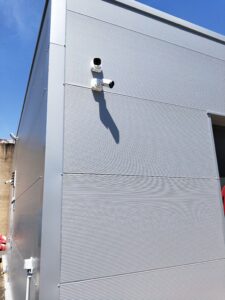 installation de deux cameras tubes sur le bardage dune societe pour la surveillance des acces parking